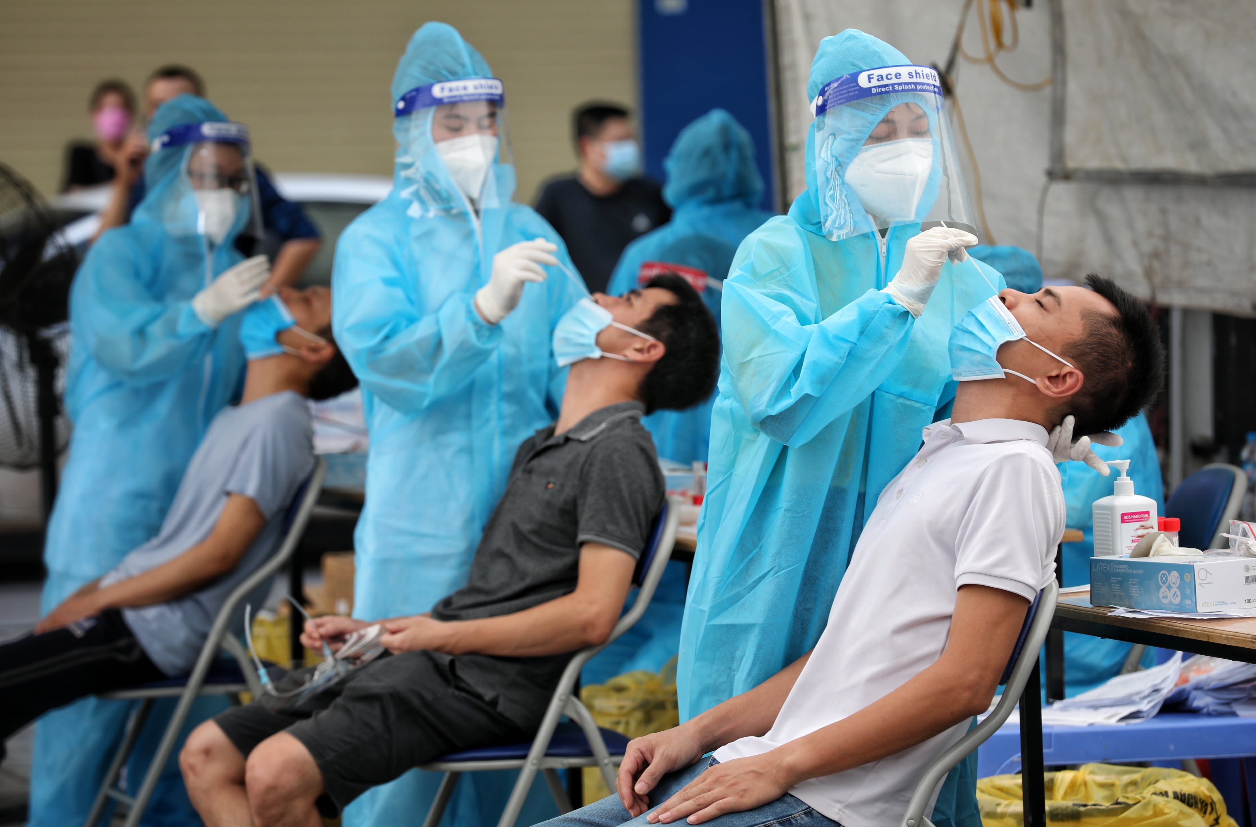 Xét nghiệm thần tốc trên diện rộng. (Ảnh: THÀNH ĐẠT)