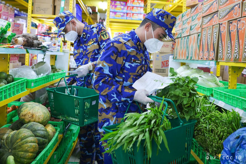 Bộ đội đi chợ giúp dân tại TP Hồ Chí Minh. (Ảnh: HẢI AN)