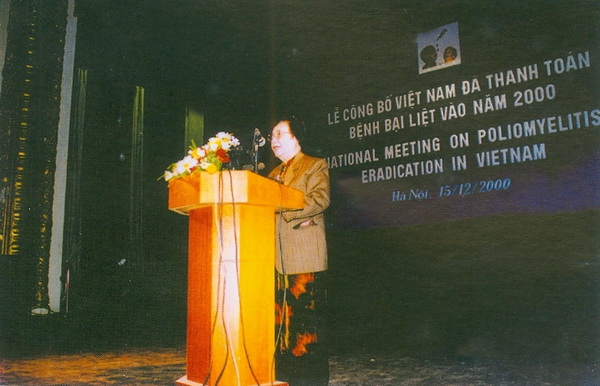 Phó Chủ tịch nước Nguyễn Thị Bình phát biểu tại Lễ công bố Việt Nam đã thanh toán bệnh bại liệt vào năm 2000.