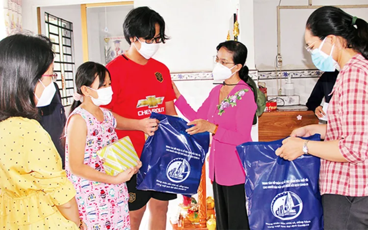 Lãnh đạo huyện Bình Chánh, TP Hồ Chí Minh thăm và tặng quà trẻ mồ côi. (Ảnh: Khánh Trình)