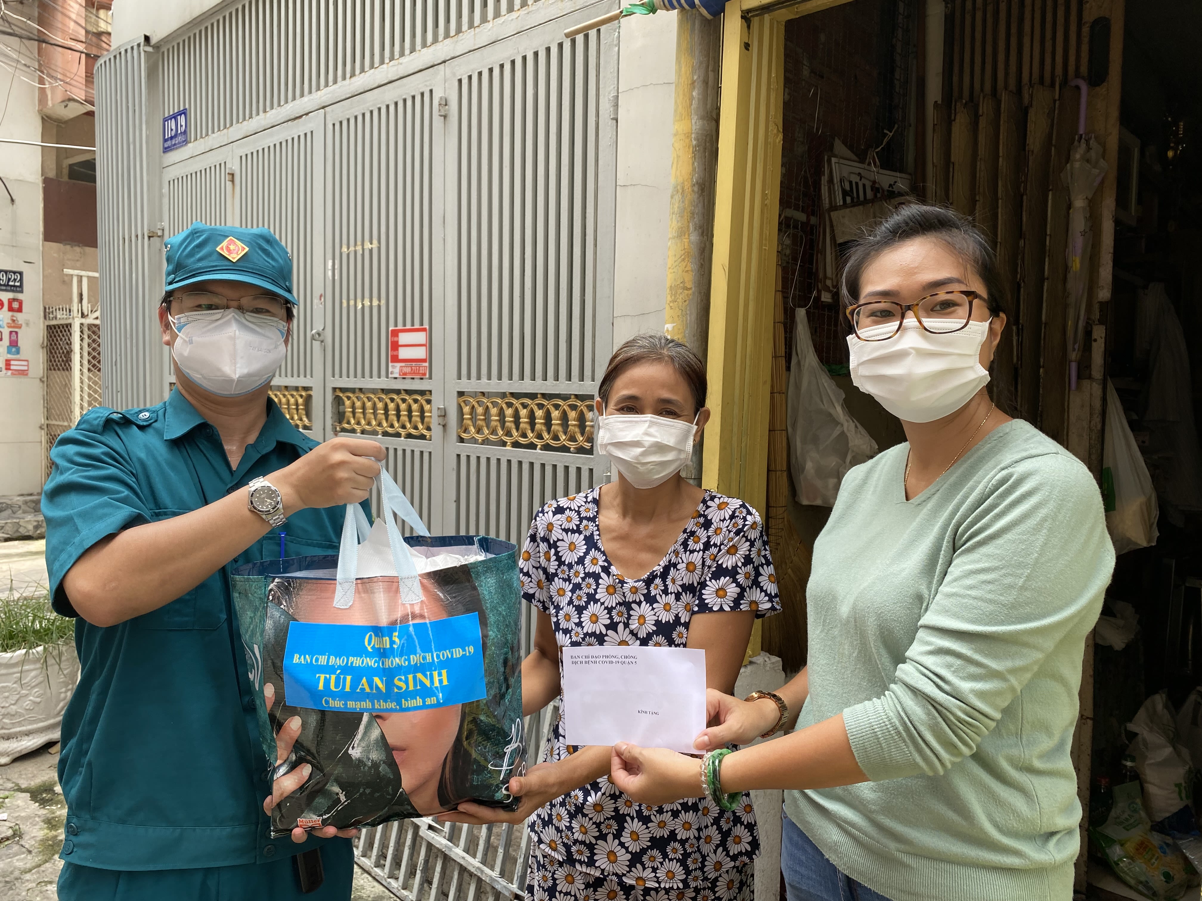 Người dân trên địa bàn quận 5, TP Hồ Chí Minh, nhận hỗ trợ đợt 3. (Ảnh: Quý Hiền)
