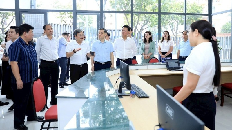 Lãnh đạo Ủy ban nhân dân thành phố Hà Nội khảo sát, kiểm tra việc vận hành chính quyền địa phương 2 cấp tại trụ sở phường Tây Hồ. (Ảnh: HƯƠNG LY)