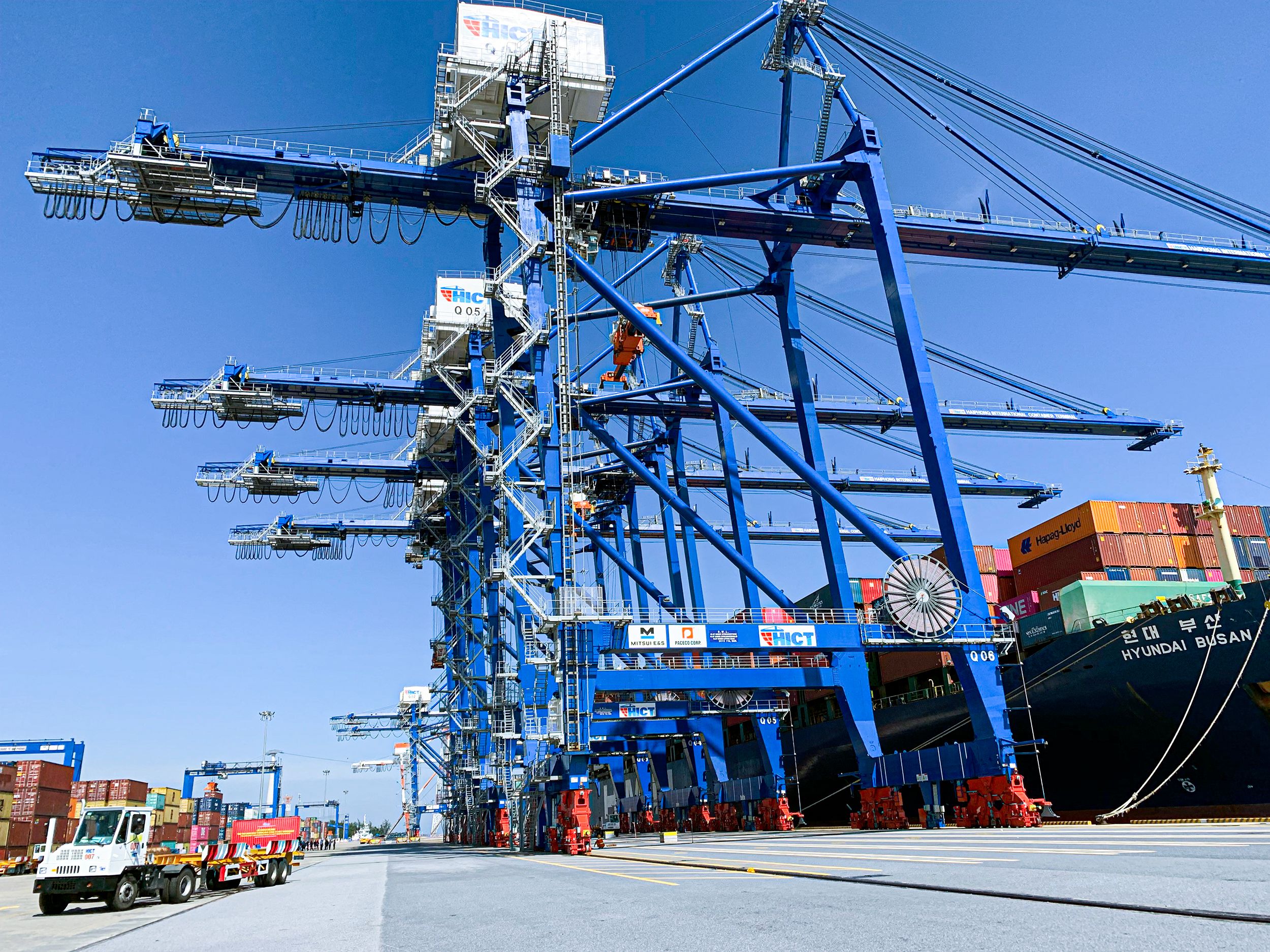 Bốc xếp hàng hóa tại Cảng container quốc tế Tân Cảng Hải Phòng. (Ảnh: DUY LINH)