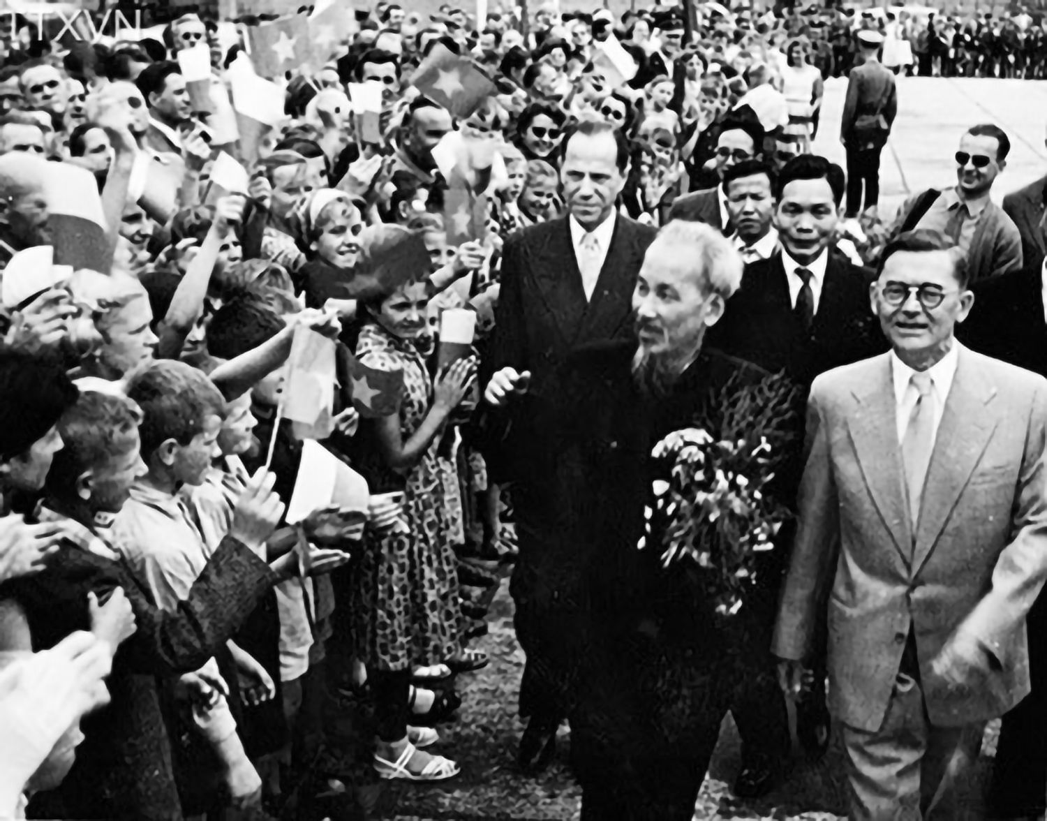 Nhân dân Ba Lan nồng nhiệt đón chào Chủ tịch Hồ Chí Minh và Đoàn đại biểu Chính phủ Việt Nam Dân chủ Cộng hòa, tháng 7/1957. (Nguồn: Trang tin điện tử Ban Quản lý Lăng Chủ tịch Hồ Chí Minh)