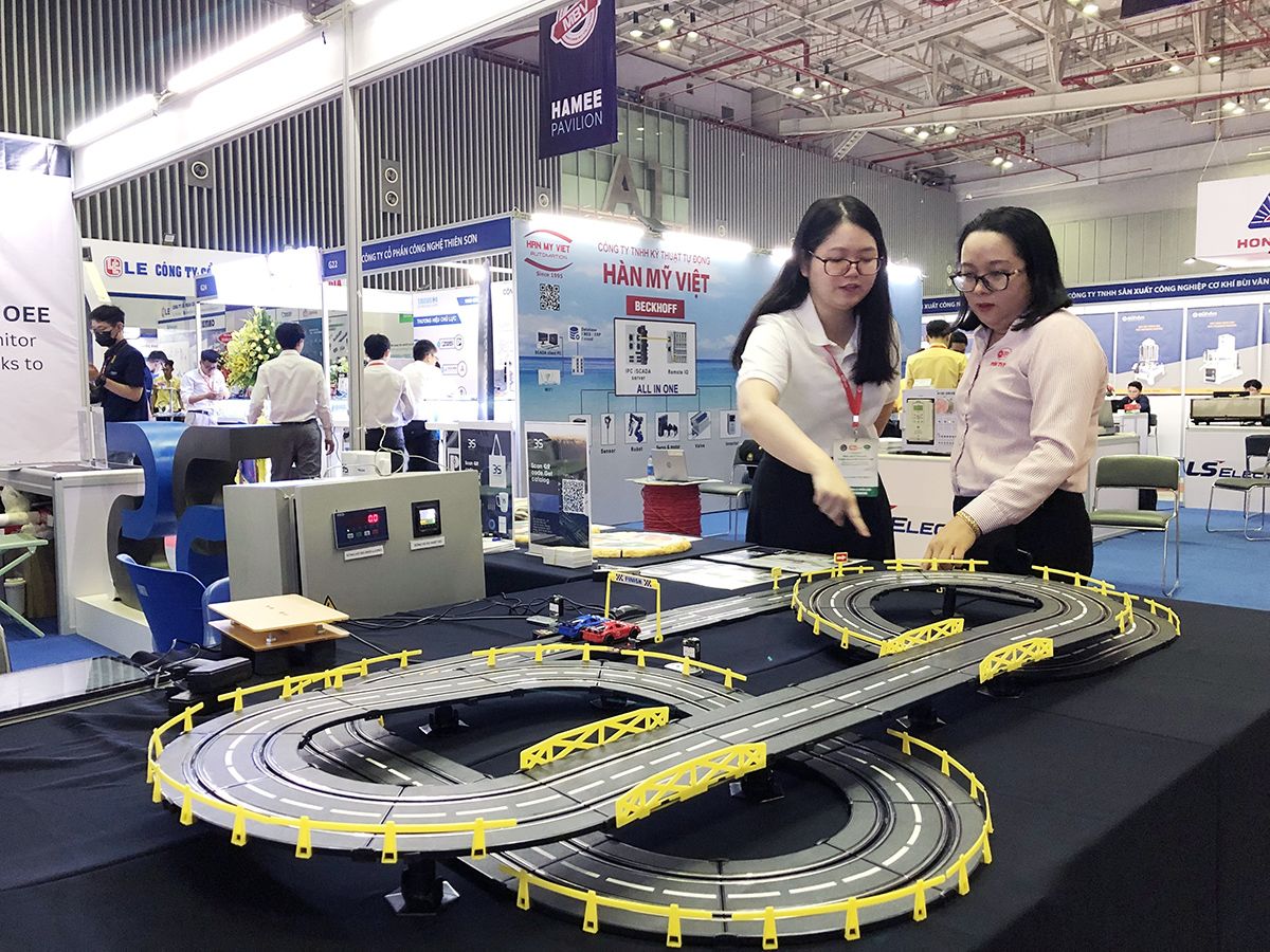 Tuyến QL 1A đoạn qua địa bàn tỉnh Thừa Thiên Huế bị ngập sâu trong nước lũ.