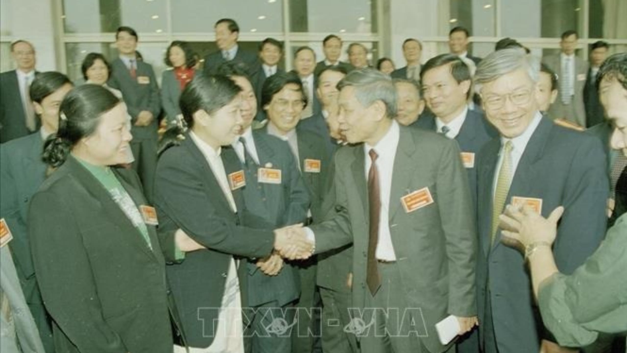 Tổng Bí thư Lê Khả Phiêu nói chuyện với các đại biểu dự Đại hội đại biểu Đảng bộ thành phố Hà Nội lần thứ XIII, nhiệm kỳ 2000-2005. Ảnh: TTXVN.