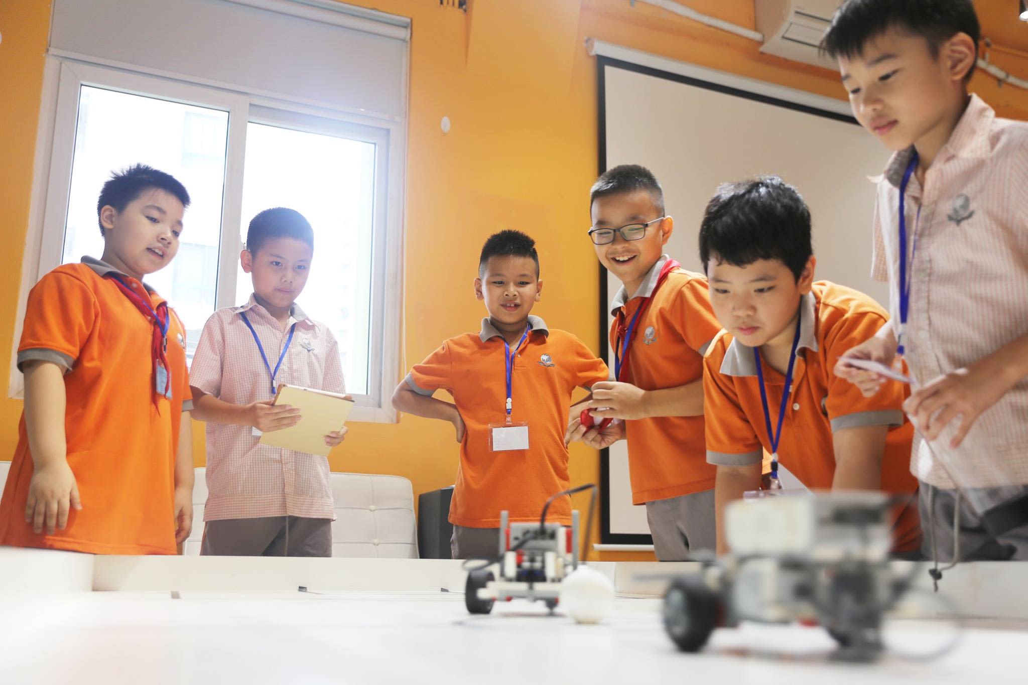 Các học sinh tham gia cuộc thi LEGO Mindstorm tại Học viện Teky.
