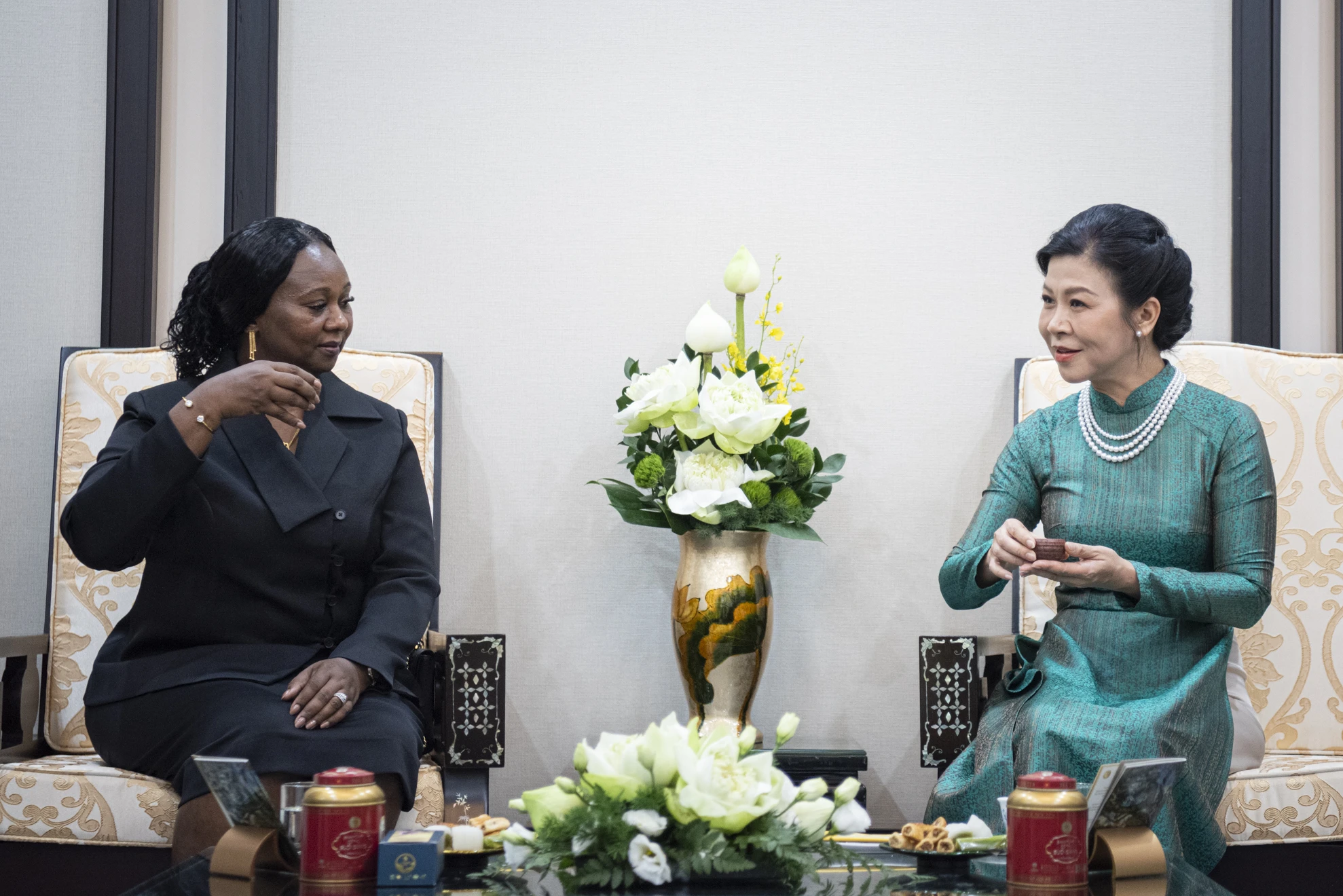 [Ảnh] Phu nhân Ngô Phương Ly chủ trì tiệc trà với Phu nhân Dinisia dos Reis Embalo ảnh 4