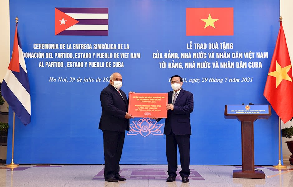 Cờ Cuba và Việt Nam: Cờ Cuba và Việt Nam gắn liền với tình đoàn kết và sự đoàn kết giữa hai nước, hai dân tộc. Đến năm 2024, sự gắn bó này vẫn được củng cố và duy trì. Hình ảnh cờ Cuba và Việt Nam đầy cảm xúc sẽ khiến bạn bị cuốn hút trong niềm tự hào của sự đoàn kết này.