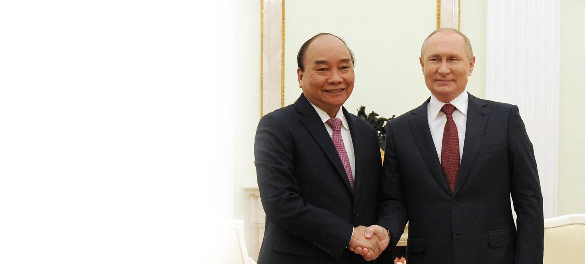 Tổng thống Nga Vladimir Putin đón Chủ tịch nước Nguyễn Xuân Phúc. 